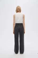 Pantalón de jean gris oscuro, de corte ancho y tiro alto.