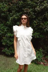 Vestido corto rojo de lino con cuello mao fruncido, volados en los hombros, caída recta y botones al frente.