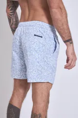 Short de baño azul con estampado floral en tonos rosa y blanco.