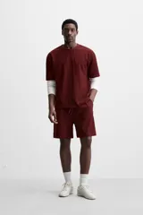 Camiseta negra de corte holgado, con cuello redondo y mangas cortas.