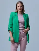 Blazer de crepe color verde, con cuello con solapa, manga ¾ regulable y bolsillos delanteros.