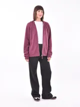 Campera con capucha y cierre frontal, color negro.