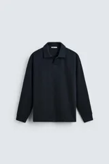 Polo azul marino de manga larga con cuello solapa, abertura frontal y acabado en rib.