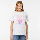 Remera blanca de algodón con estampado frontal de la lengua de The Rolling Stones y texto en color rosa y celeste.