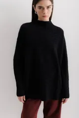 Sweater gris de punto con cuello alto y diseño de líneas horizontales en relieve.