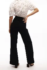 Pantalón negro de tiro alto con corte recto y bolsillos laterales. Confeccionado en algodón y spandex.