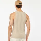 Musculosa beige de tejido calado con cuello redondo.