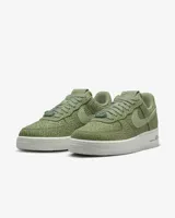 Championes Nike Air Force 1 ´07 PRM de mujer, color verde con estampado Safari y detalles en relieve.