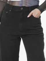 Pantalón de jean negro de tiro alto, corte acampanado y bolsillos delanteros y traseros.