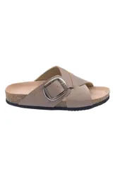 Sandalias negras cruzadas con hebilla plateada ajustable.