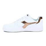 Zapatillas deportivas de diseño bajo en color blanco con detalles rosados.