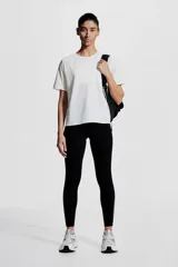 Remera deportiva blanca de corte holgado, cuello redondo y mangas raglán cortas. Confeccionada en tejido funcional DryMove™ con detalle reflectante en la espalda.