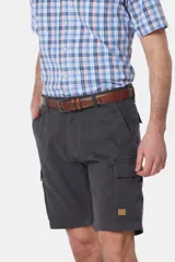 Bermuda cargo color gris oscuro, con bolsillos laterales y traseros con solapa. Incluye cinturón de cuero marrón.