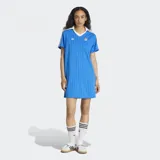 Vestido Adidas del Real Madrid, inspirado en las camisetas de fútbol de los años ochenta. Diseño azul con rayas verticales blancas, cuello polo blanco con detalles en dorado y escudo del Real Madrid bordado.