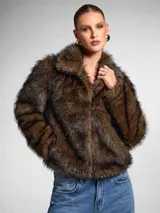 Chaqueta marrón de símil piel con cuello solapa y manga larga.
