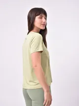 Remera blanca de mangas cortas y corte clásico.