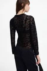 Body negro de manga larga con cuello redondo y estampado de leopardo en relieve.