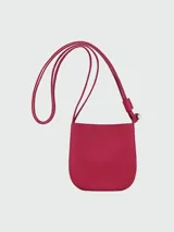 Bolso bandolera Longchamp modelo Le Roseau, color fucsia, con correa fina ajustable y cierre con broche metálico.