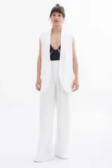 Pantalón negro de vestir de corte palazzo con cintura alta y bolsillos laterales.