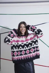 Sweater tejido a crochet en lana, con cuello a la base y puños.