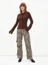 Saco de punto color fucsia, con cuello tipo polo y cierre frontal.