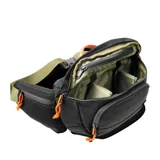 Riñonera negra con detalles en naranja y verde. Tiene un bolsillo interno para lentes de sol y un bolsillo desplegable para botella de agua.
