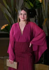 Vestido largo de fiesta color borgoña, con escote en V, mangas largas acampanadas y falda con textura.