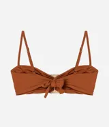 Top de bikini bandeau color naranja, con textura acanalada y adorno de hebilla de paja en el centro.