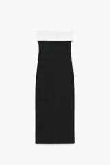 Vestido midi negro de tejido elástico, con escote recto y hombros descubiertos. Presenta falsos bolsillos con botón en el delantero, acabados a contraste en blanco y cierre frontal con botones.