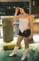 Top bandeau color dorado con textura brillante y lazos laterales ajustables.
