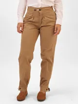 Pantalón de vestir color café con pinzas, bolsillos laterales y tobillos ajustados con botones.