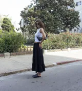 Falda larga negra con volados en el ruedo.