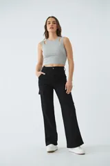 Musculosa corta de dama gris, con aberturas en los hombros y grifa de cuero.