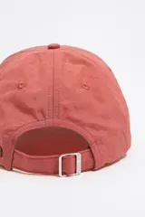 Gorra deportiva color coral con logo bordado en el frente.