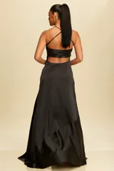 Vestido largo de satén color champagne, con breteles finos y escote drapeado con detalle de tachas doradas. Presenta tajo lateral alto.