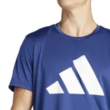 Remera de running azul, con tecnología AEROREADY que absorbe el sudor y mantiene el cuerpo seco, confeccionada en poliéster reciclado.