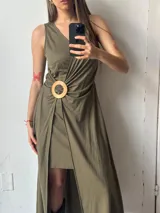 Vestido largo color verde oliva, con escote en V, corte imperio, falda con abertura frontal y detalle de argolla de madera en la cintura.