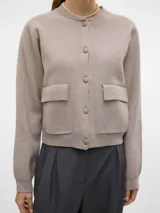 Cardigan color gris claro de tejido grueso con cierre abotonado, cuello redondo y bolsillos frontales.