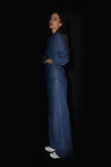 Mono largo de denim azul, con bolsillos delanteros y traseros, badana de PU en la espalda y avíos metálicos.
