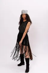 Vestido negro de tejido de punto con hilos plateados, corte recto y sin mangas.