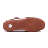 Zapato tipo guillermina color marrón, con calado y ajuste con velcro.