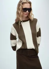 Sweater de punto con rayas horizontales anchas en color marrón y blanco. Tiene cuello redondo y mangas largas.