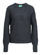Sweater gris de punto con cuello redondo y mangas largas.