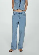 Pantalón de jean celeste, de corte wideleg, tiro medio y cinco bolsillos.