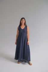 Vestido largo azul marino de lino italiano, con escote en V, sin mangas y ruedo desflecado.