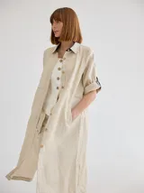 Vestido camisero largo color blanco, de lino, con cuello camisero, abotonado al frente y mangas 3/4 con botón.