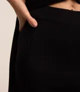 Pantalón recto negro de viscosa con cintura elástica y textura acanalada.