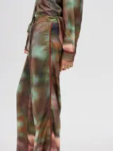 Camisa oversize celeste con estampado tie-dye, bolsillo en el pecho con bordado y terminaciones con ribete en contraste.