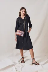 Vestido camisero midi negro con botones frontales y mangas 3/4.