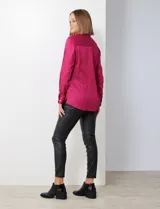 Camisa de algodón satinado color blanco, marca Ruby Rd. Cuello con solapa, abertura central con botones y bolsillo aplicado en el pecho.